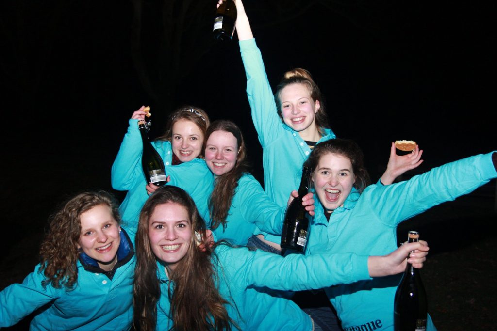 Nieuwe Sjaars Wij zijn super trots om te kunnen zeggen dat wij 6 super leuke nieuwe leden hebben: Evelien, Imme, Leone, Lynn, Minne